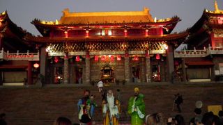 夕時の日月潭文武廟を訪れましたが、夕刻に暮れる中、明りに浮かび上がる文武廟は印象的でした。