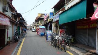 中国仏教寺院、ヒンズー教人やモスクが並ぶ静かな通り