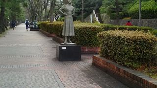 入船山記念館や美術館に沿った通りです