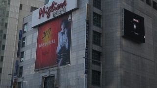 雑多なファッション関連の小型店舗が犇めいています。