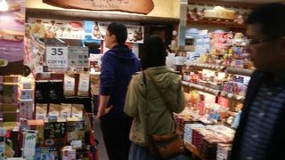 地方空港の物販店兼軽飲食のお店のようです。