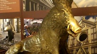 仔豚のブロンズ像