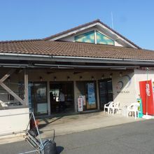 漁港の前には土産店もある