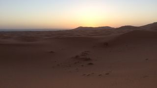 サハラ砂漠の日の出に感動！
