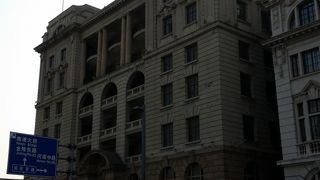 延安東路との交差点にあり、ひときわ目を引く重厚な歴史建築です。