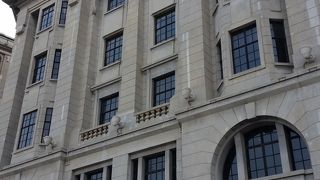 品のあるお嬢さんといった雰囲気の白い外壁。