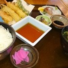 天ぷらの新鮮な魚がカリっと揚がっている