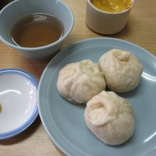 豚まんを３ついただきます。270円です。