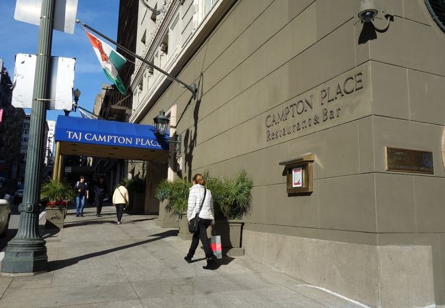 キャンプトン プレイス バー