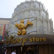 ミッキーがお店でお出迎え