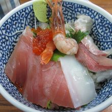 海鮮丼(590円＋税)です。