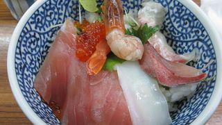 590円から海鮮丼が食べられます。