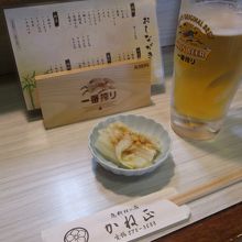 漬物にビールです。（ビールは少し飲んだところでした。)