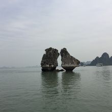 ハロン湾のシンボル「向かい合う雄鶏と雌鶏」です