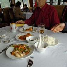 とても手際よく殻が剥かれます