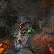 原色のライトアップです