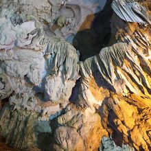 変わった形の鍾乳石がたくさんありました