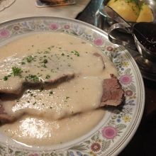 牛肉料理。これにミックスサラダがついて、18.5ユーロ。