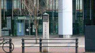 おそろいの石柱碑が並んでいます