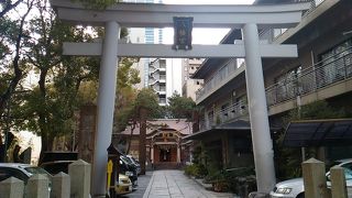 オフィス街にある歴史ある古社