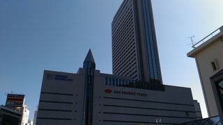 地下に食品スーパーが………。