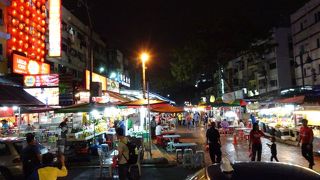 決して安くはない屋台街