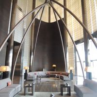 まるで美術館のような曲線美の美しいロビー