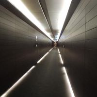 放射線状に伸びるホテルの廊下