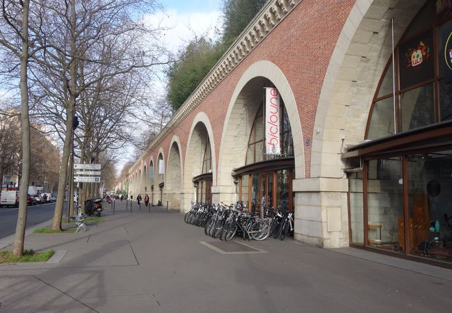 むかしの鉄道跡を利用した散歩道。下はお店。