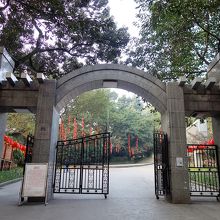 坂を上がると公園