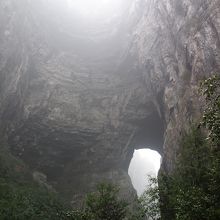 天坑と言われる由縁の橋状の巨岩