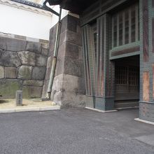 御苑の一番大きな入り口となる大手門。この先に御苑が。