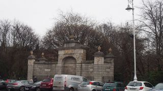 政府機関などの東側にある公園