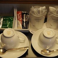 お茶・コーヒーは無料。冷蔵庫は無料。自販機はホテルにあり