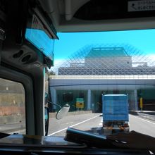 バス車内から見たエントランス