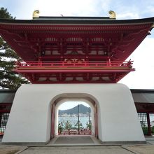 境内側から見た水天門　関門海峡と門司港側の山が見える