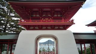 竜宮城のような外観の神社は下関では必見！