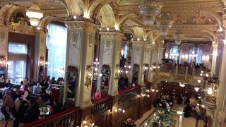 ハンガリー・ブダペストにある世界一豪華なカフェ、カフェ・ニューヨーク・レストラン