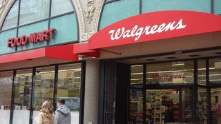 食料品も豊富なドラッグストア