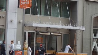 ボリュームあるジューシーなハンバーガー