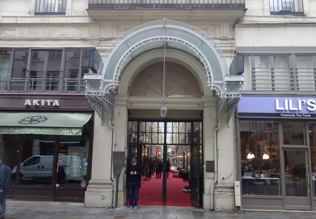 rue des Petit Champs に入口があります。