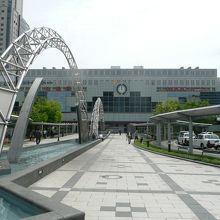 北側から見た駅舎の外観