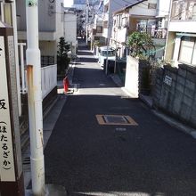 坂途中の曲がり角から下方向の様子