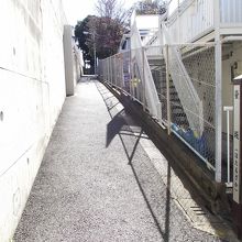 坂途中の曲がり角から上方向の様子