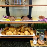 ボエジャーズクラブのラウンジの朝食、クロワッサンが美味！