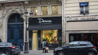 Ｄａｕｍ。rue de la Paix の中ごろにあります。