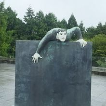 こんな彫刻も。