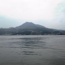 対岸から観音山を見る。