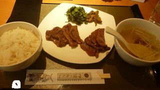 意外と柔らかくジューシーな牛タンは絶品