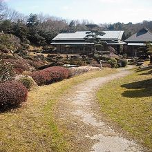 坂を下るとかまぼこ歴史館があります